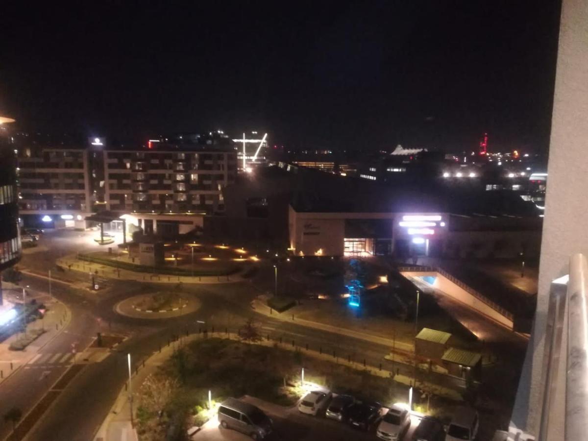 519 Menlyn Maine Trilogy Lägenhet Pretoria-Noord Exteriör bild